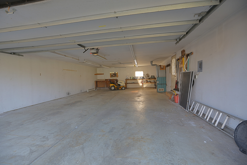 Huge Garage and Workshop with Heat and Air Conditioning; Room for 4 cars and Workshop!